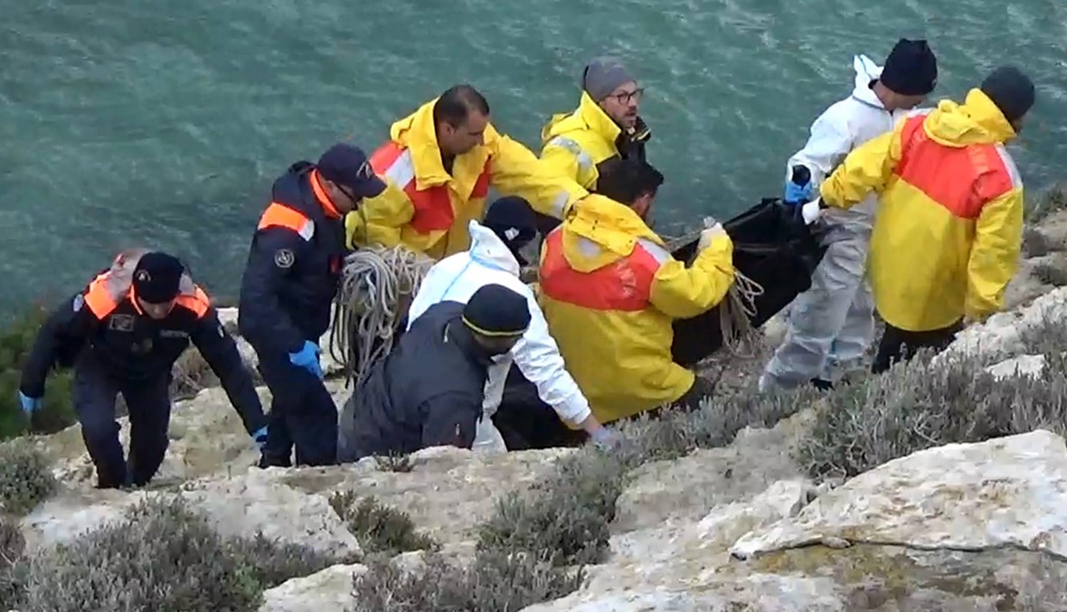 قارب مهاجرين انقلب قبالة جزيرة لامبيدوزا الإيطاليّة: العثور على سبع جثث
