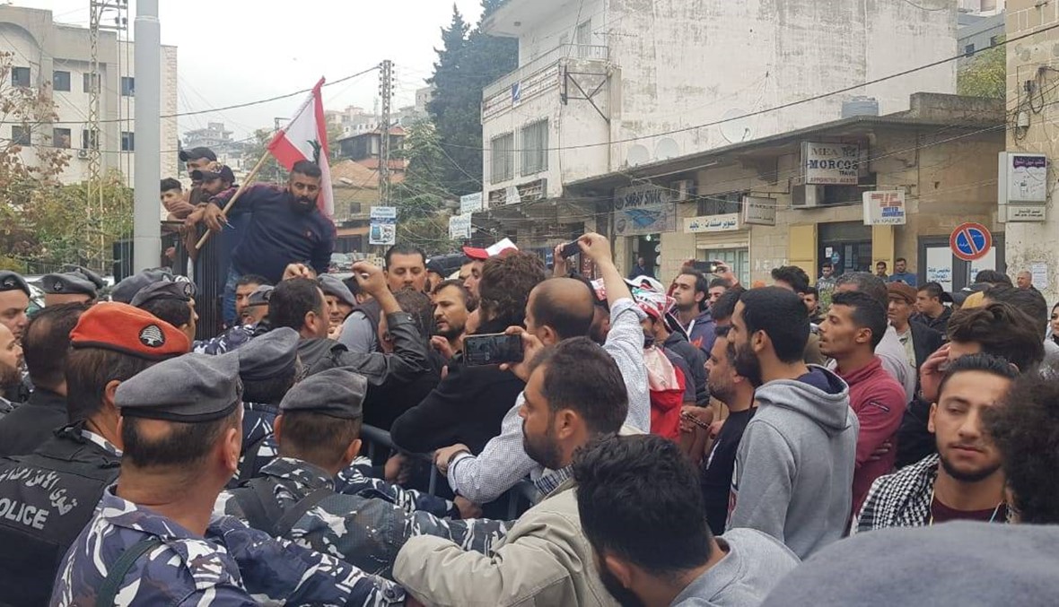 مسيرة احتجاجية أمام سرايا حلبا للمطالبة بإقفال الدوائر الرسمية