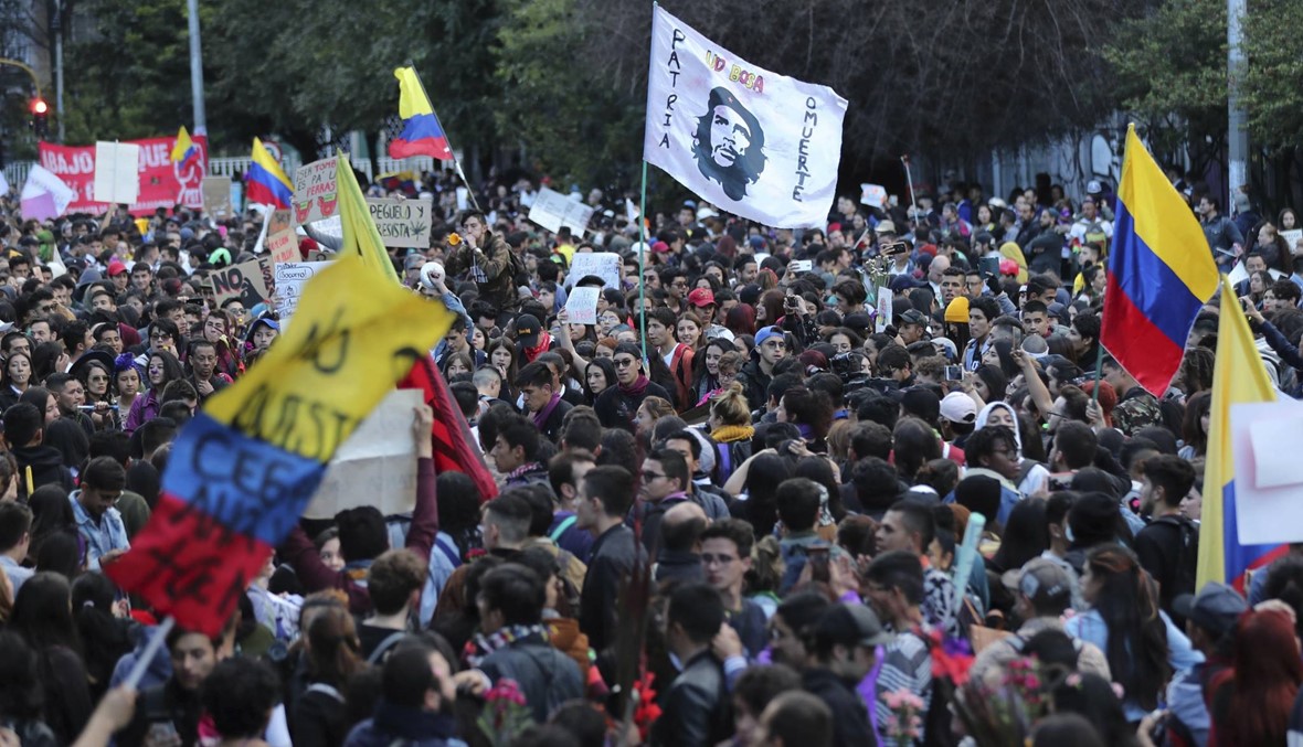 الرئيس الكولومبي يستدعي المسؤولين عن الاحتجاجات الضخمة في البلاد