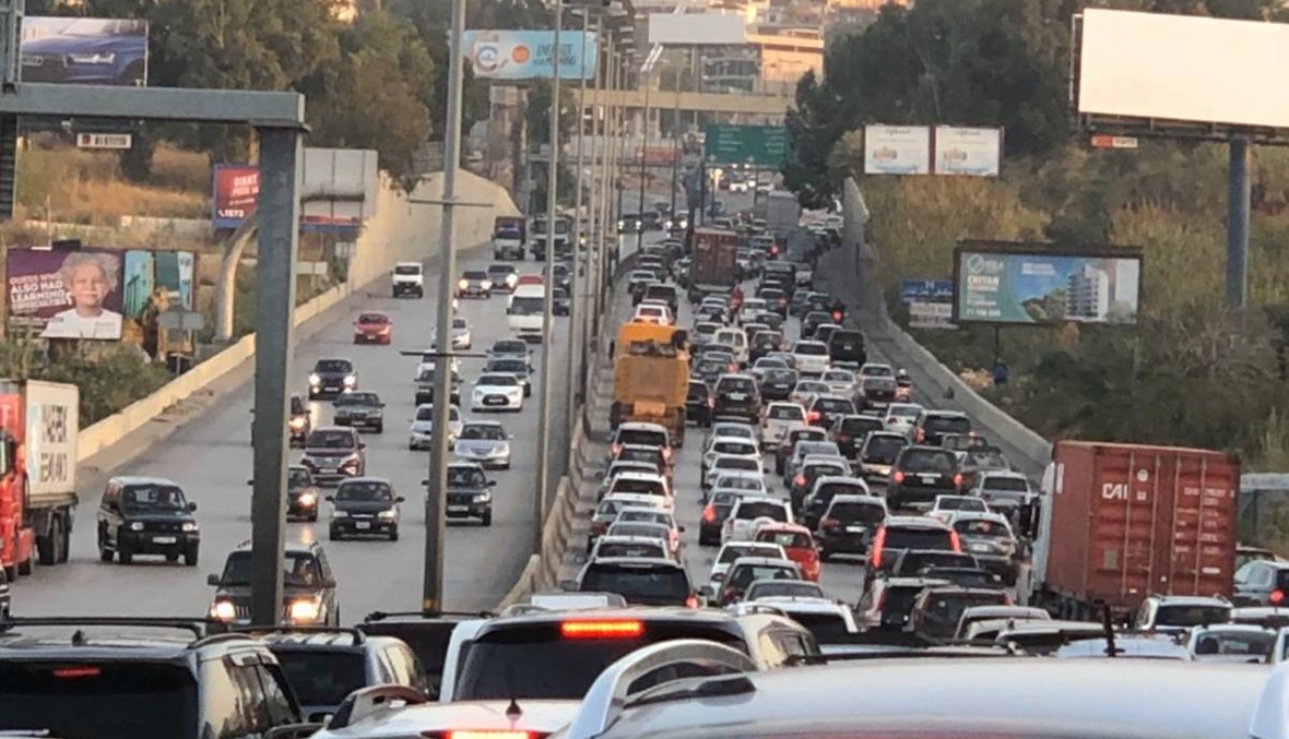 هدوء بعد تدافع على طريق القصر... "الله لبنان عون وبس" (صور وفيديو)