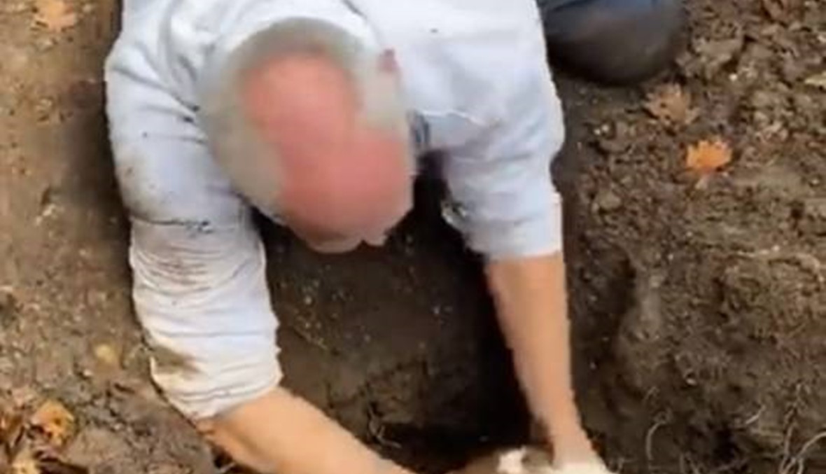 في فيديو مؤثّر: رجل يجهش بالبكاء بعد أن وجد كلبته الضائعة في حفرة ثعلب