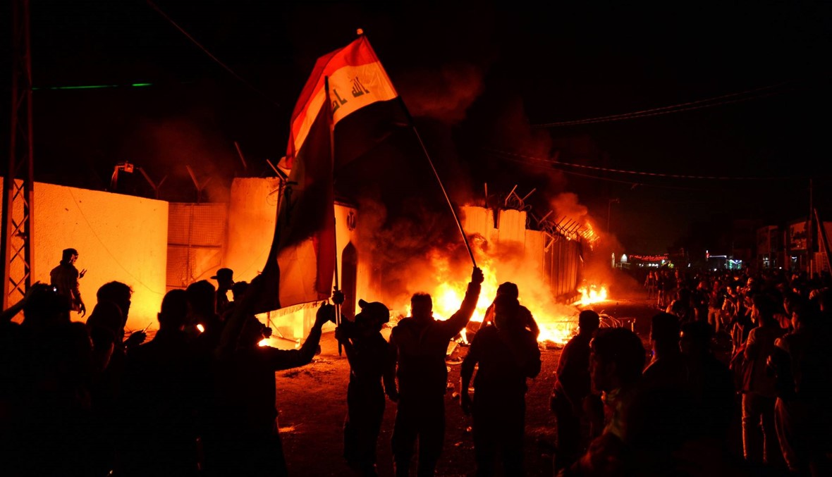 العراق: محتجّون يضرمون النار في القنصلية الإيرانية في النجف