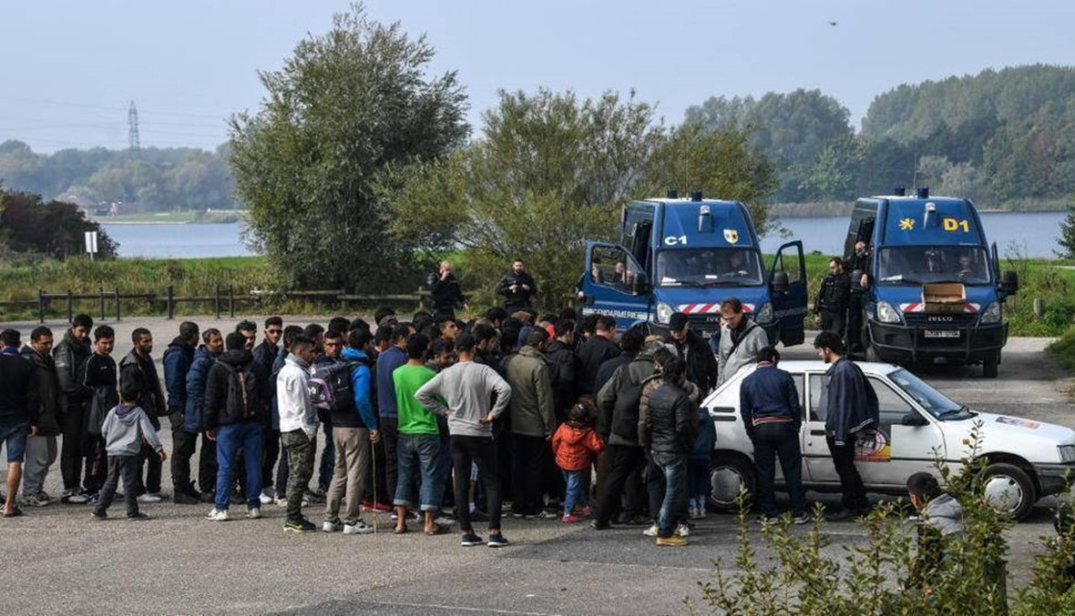 الشرطة الفرنسية تبدأ نقل المهاجرين من مخيم في شمال باريس