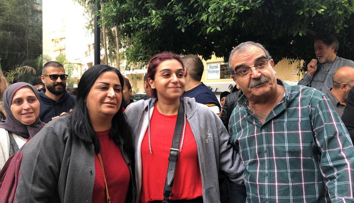 بالفيديو والصور: لحظة إطلاق سراح الناشطة دانا حمود... "يلي بمد ايدو علي ما رح اسكتلو"