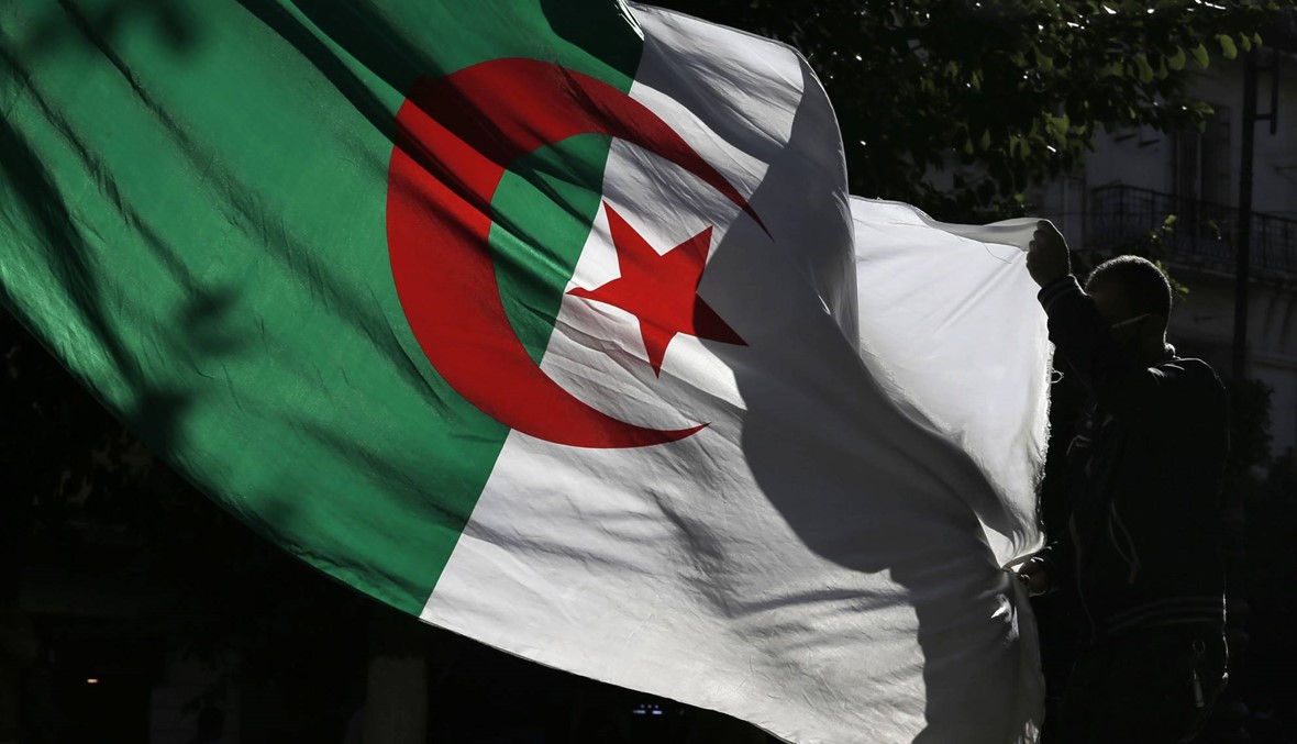 جزائريون يتظاهرون تأييداً للانتخابات الرئاسية: لا للتدخّل الأجنبيّ