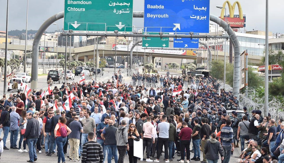 تظاهرتان على طريق القصر الجمهوري... تلاسن وتوتّر والجيش يفصل بينهما (صور وفيديو)
