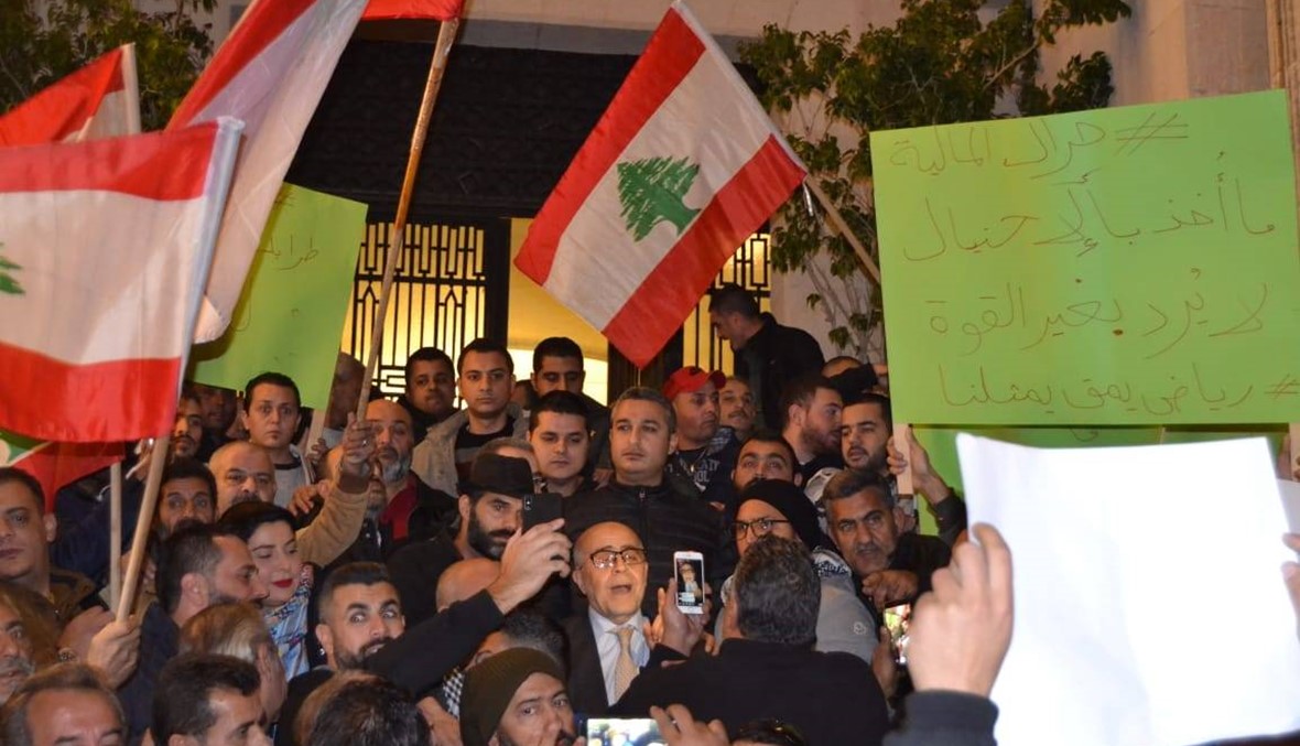 اعتصام لعمال بلدية طرابلس أمام القصر البلدي