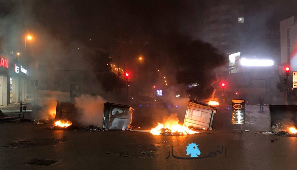 محتجّون يقطعون الطريق عند تقاطع فردان الحمراء بالإطارات المشتعلة (صور وفيديو)