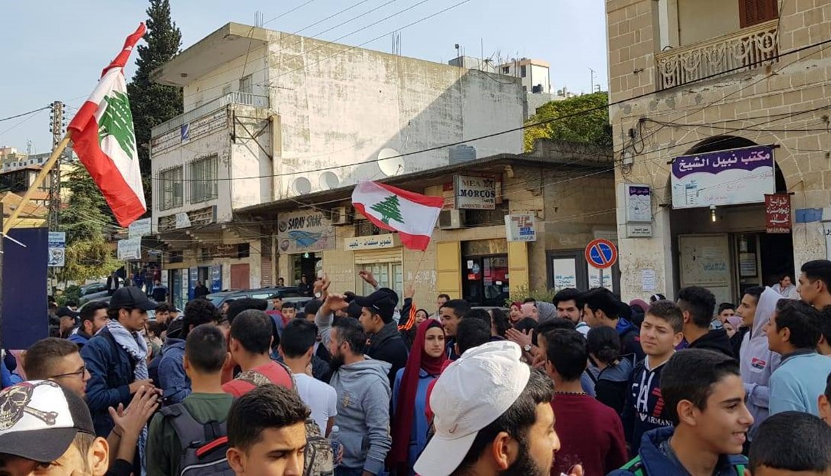 محتجون أقفلوا دوائر عامة في حلبا