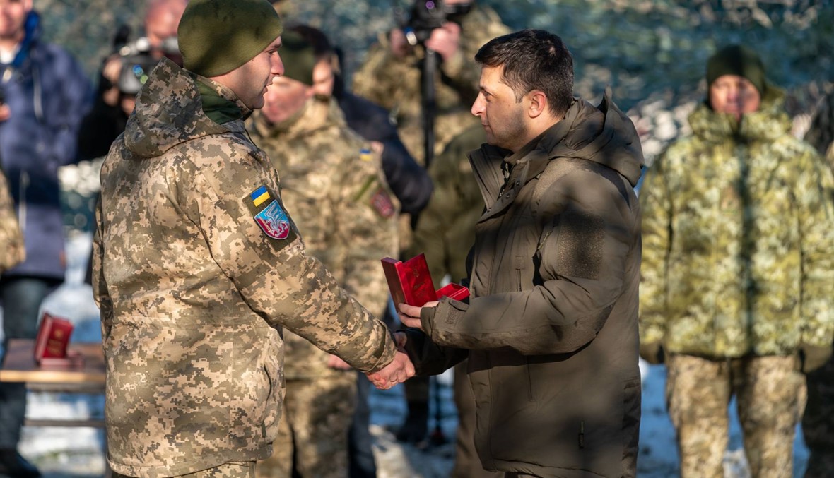 زيلينسكي يتفقّد الجبهة في شمال أوكرانيا قبل لقاء مع بوتين