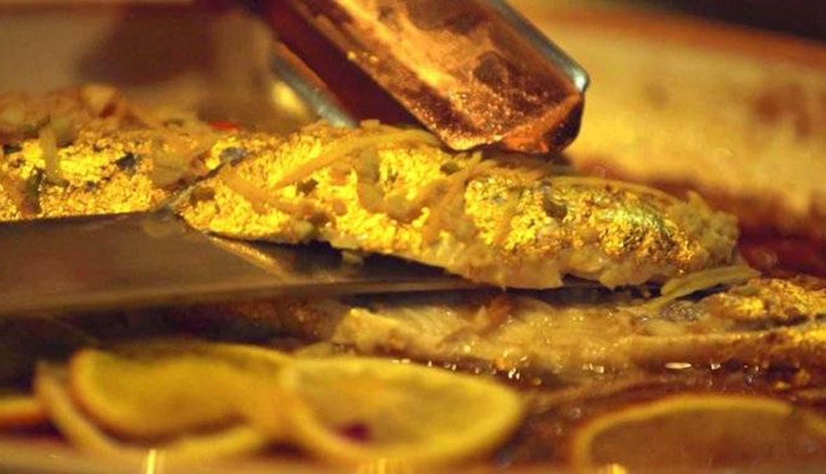 سمك مغطس بالذهب الخالص في مطعم إماراتي!