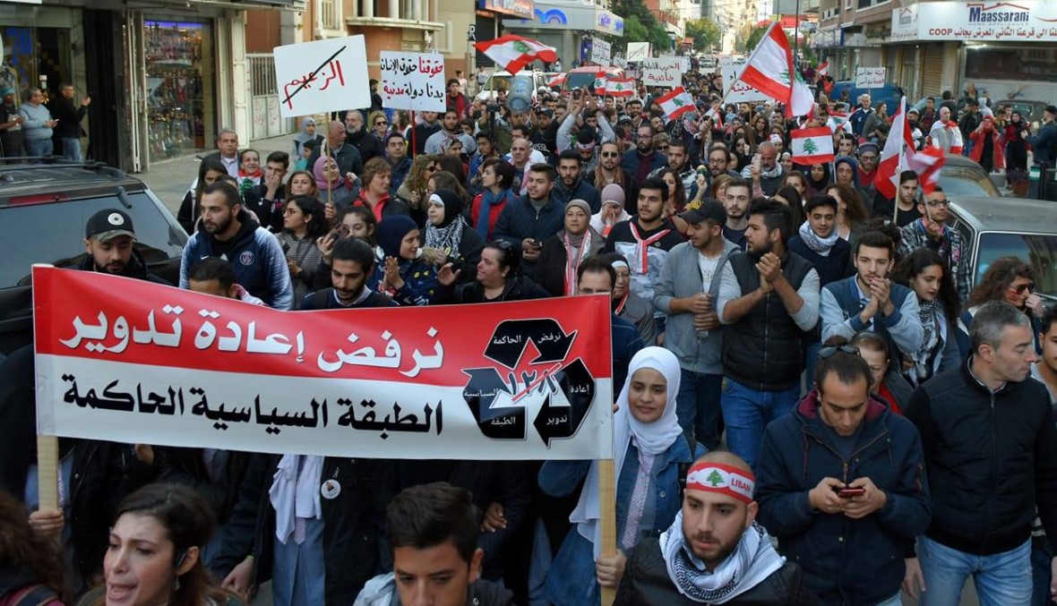 مسيرات المحتجين في طرابلس... من ساحة النور إلى بيوت النواب والوزراء (صور فيديو)