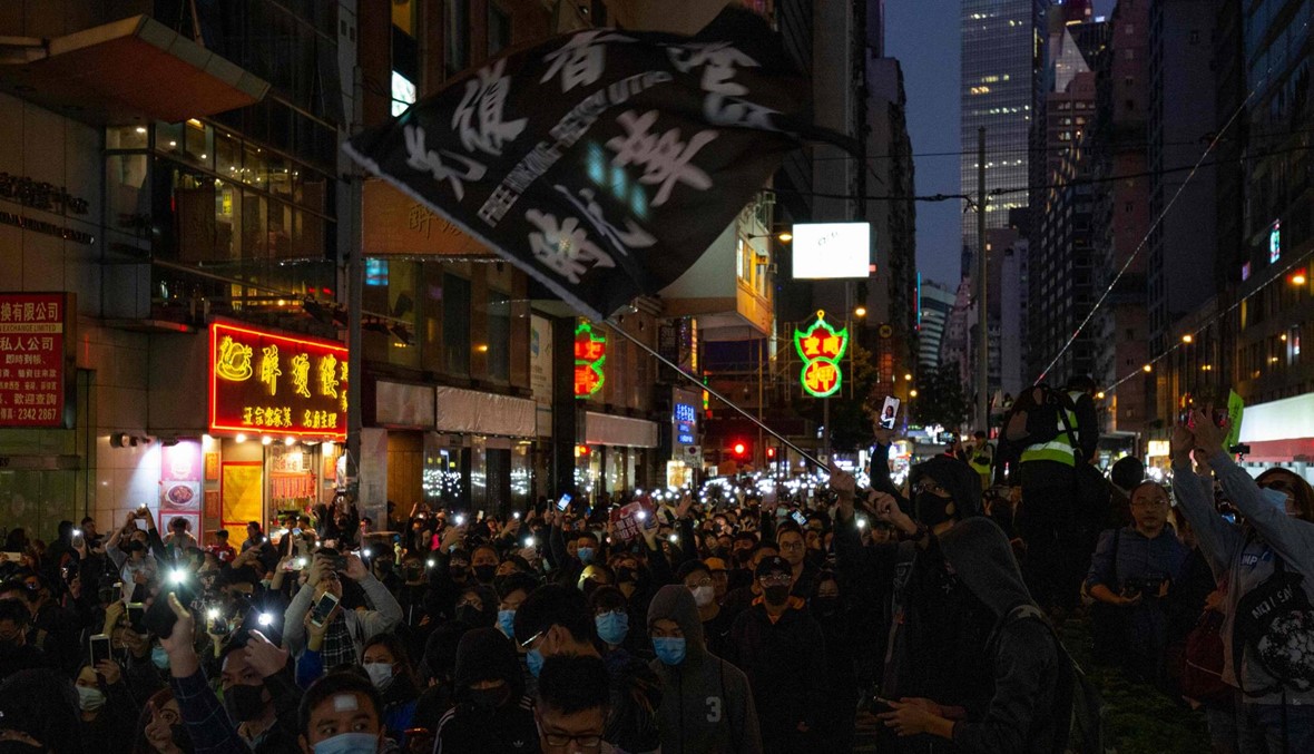 هونغ كونغ: إضرام المحتجين النار خارج مبنى محكمة أفسد مسيرة سلمية