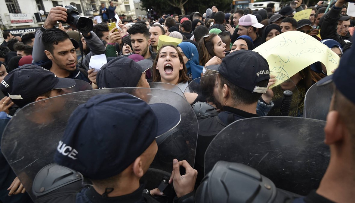 الجزائر: الشرطة تفرّق بالقوة تظاهرة طالبيّة معارضة للانتخابات