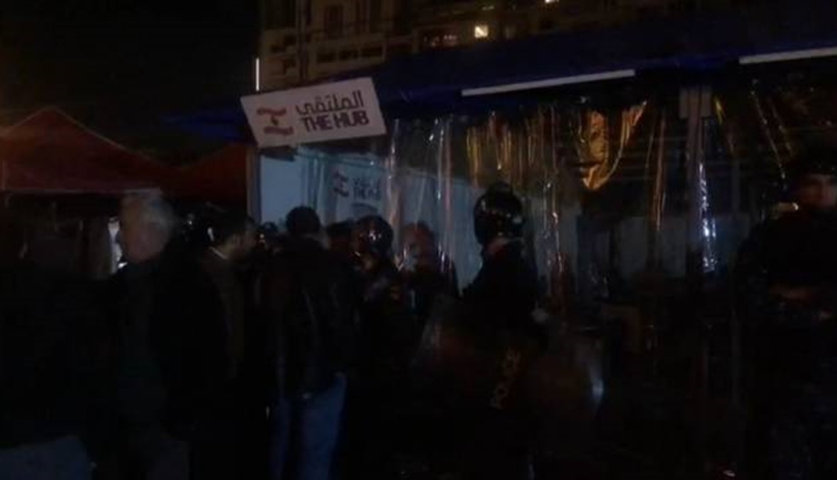 بالصور والفيديو: محاصرة ندوة فكرية... مؤشرات قمع خطيرة في ساحة الثورة