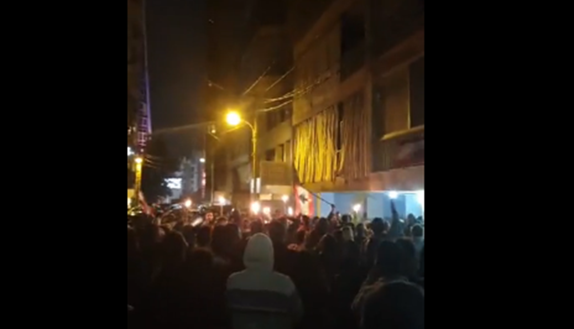 بالفيديو: محتجون تجمعوا امام منزل القاضية عون في الاشرفية