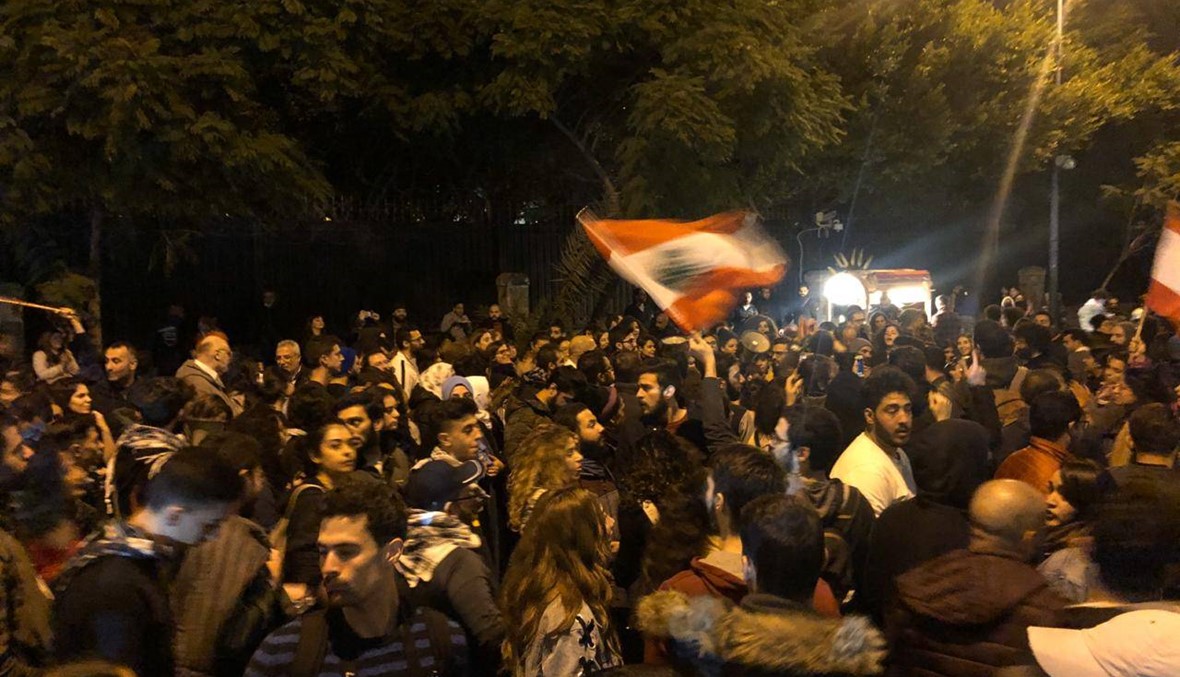 تظاهرة أمام وزارة الداخلية... مطالبة بالتعامل السلميّ مع المتظاهرين (صور وفيديو)