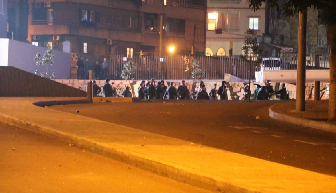 شبّان حزبيّون يحاولون اقتحام الساحات... كرّ وفرّ واستخدام القنابل المسيّلة للدموع (فيديو)