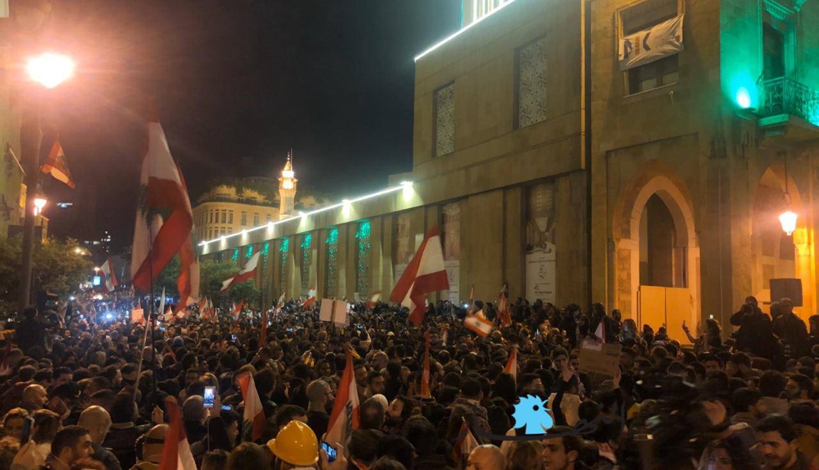 أعداد المتظاهرين تتزايد في وسط بيروت... والنساء "حاجز بشريّ" (صور وفيديو)