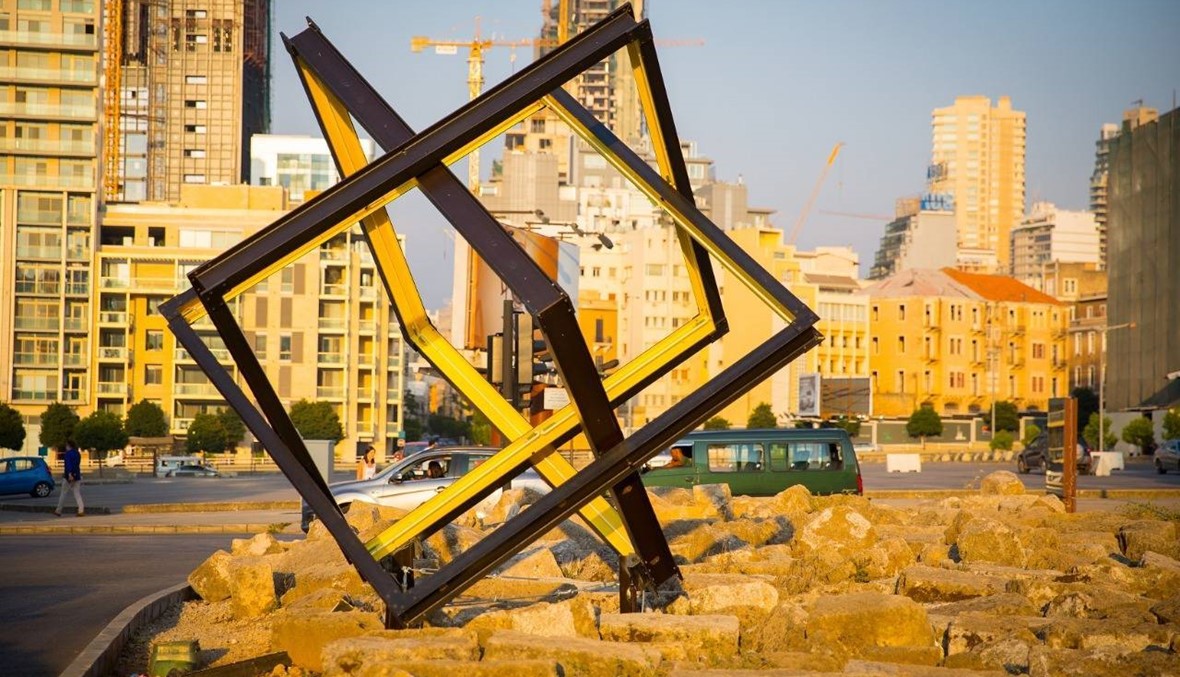 المجسّم الحديديّ في وسط بيروت وضع في حزيران 2018: قطعة فنية انتُزعت بذريعة "نجمة داود"