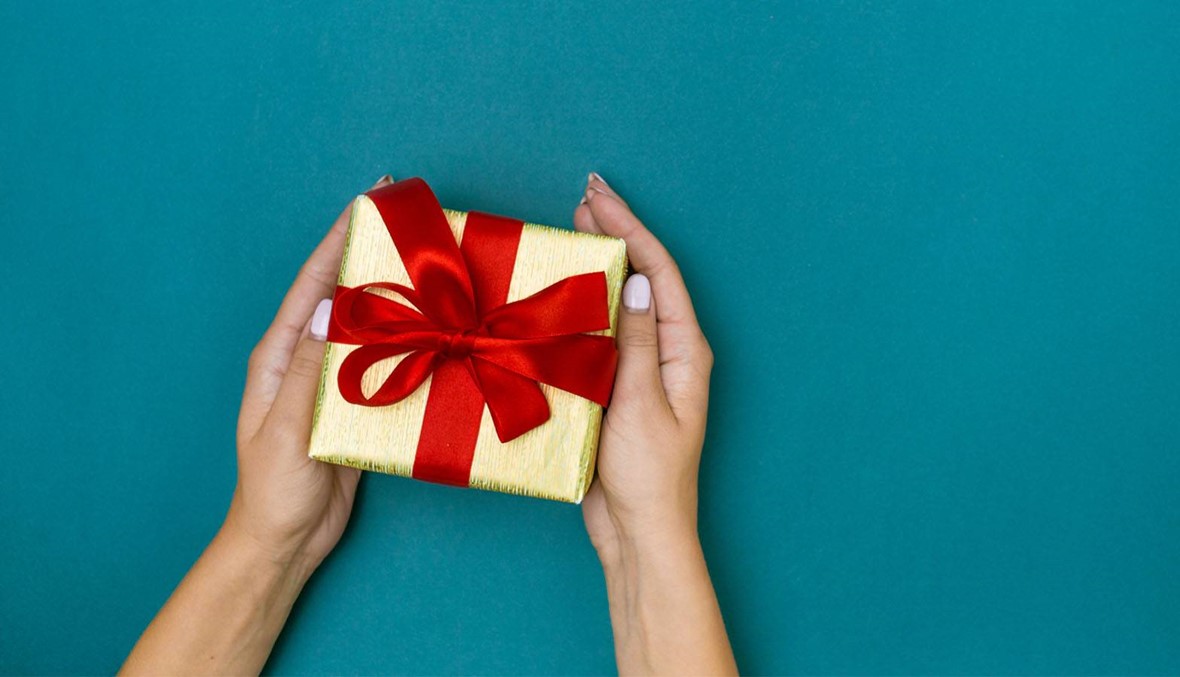 ما العوامل النفسية التي تدفعنا لشراء الهدايا للآخرين؟