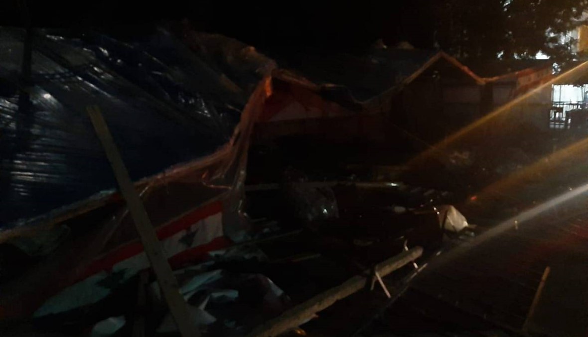 إحراق ما تبقى من خيمة المتظاهرين التي حطمت أمس في النبطية (فيديو)