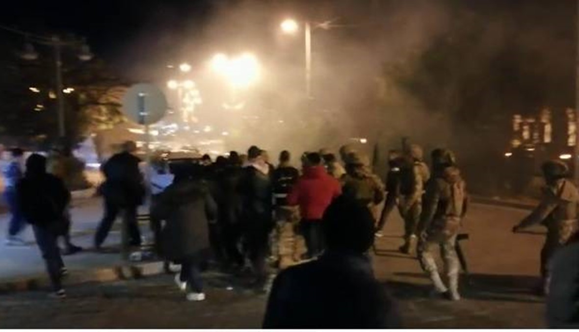 توتر كبير في بعلبك بعد اقفال محتجين الطريق... والجيش يتدخل (فيديو)
