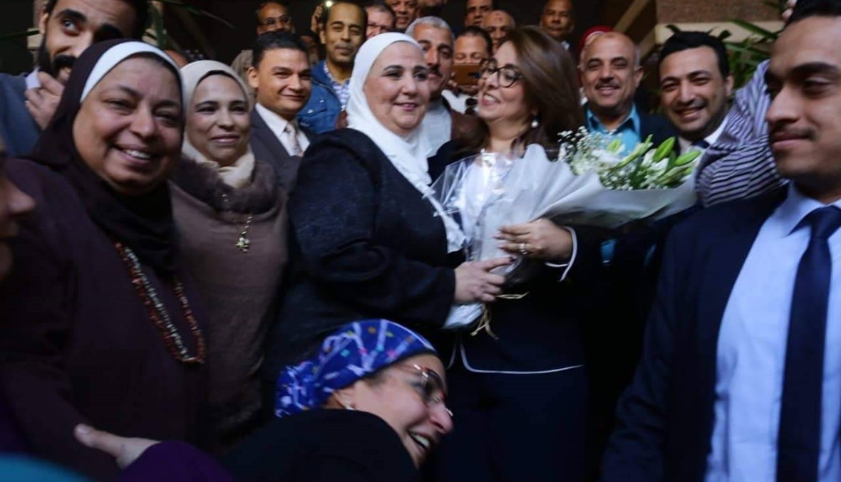 وزيرة مصرية سابقة تستقبل بديلتها الجديدة بالورد  (صور)