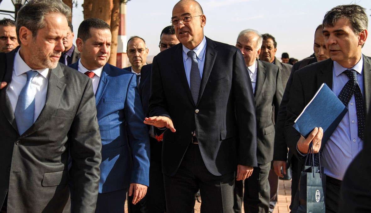 وزير الخارجيّة اليوناني التقى حفتر في بنغازي: وزيارة للقاهرة في خضم توتّر مع أنقرة
