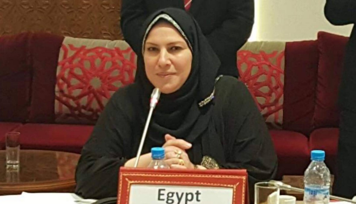 أثارت الجدل في مصر... نائبة تُطلق النار من شرفة منزلها! (فيديو)