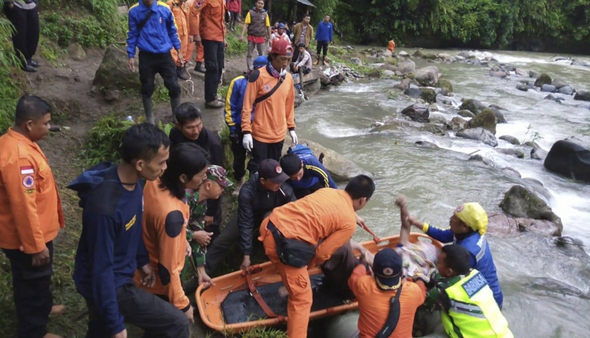 تدهور حافلة في وادٍ على عمق 150 متراً... مقتل نحو 24 شخصاً في إندونيسيا