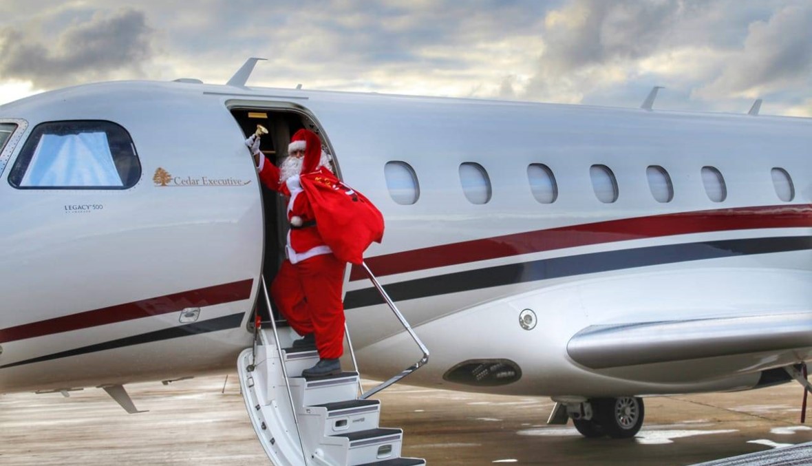بالصور- "بابا نويل" يحطّ في مطار بيروت