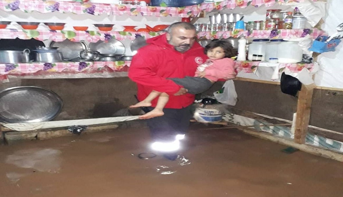 صاعقة تضرب منزلاً في عكار والصليب الأحمر يجلي نازحين جرّاء ارتفاع المياه (صور)