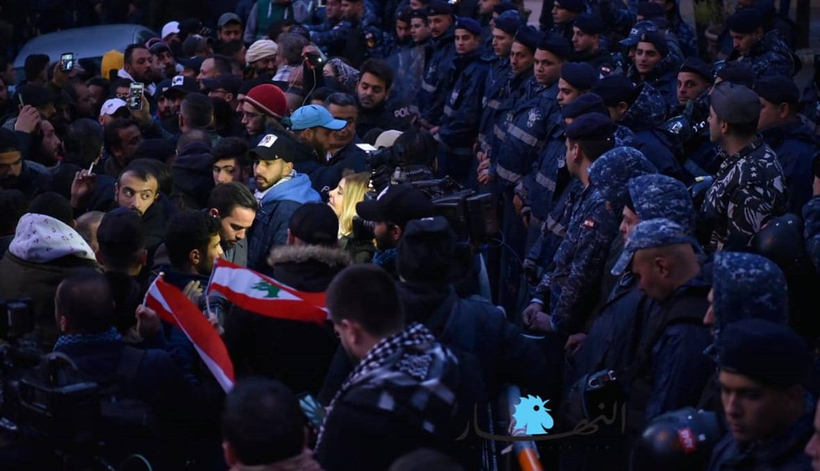 باصات من طرابلس إلى بيروت للاحتجاج أمام منزل حسان دياب... انتشار أمنيّ (فيديو وصور)