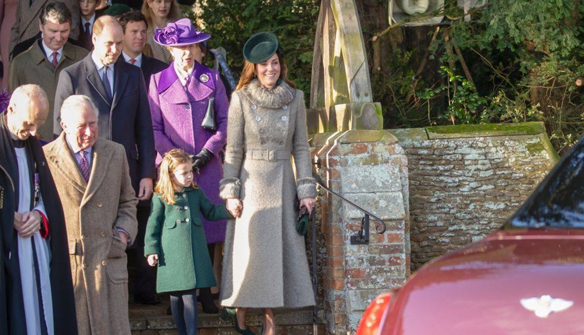 ماذا ارتدت الأميرة شارلوت ووالدتها كايت ميدلتون في قداس الميلاد؟