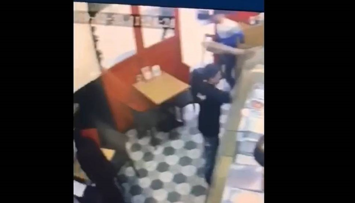 سرق "سيخ الشاورما" أمام الموظفين وخرج (فيديو)