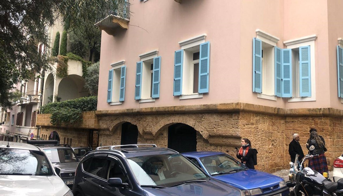 بالفيديو والصور- تجمّع لعدد من الصحافيين امام منزل كارلوس غصن في بيروت