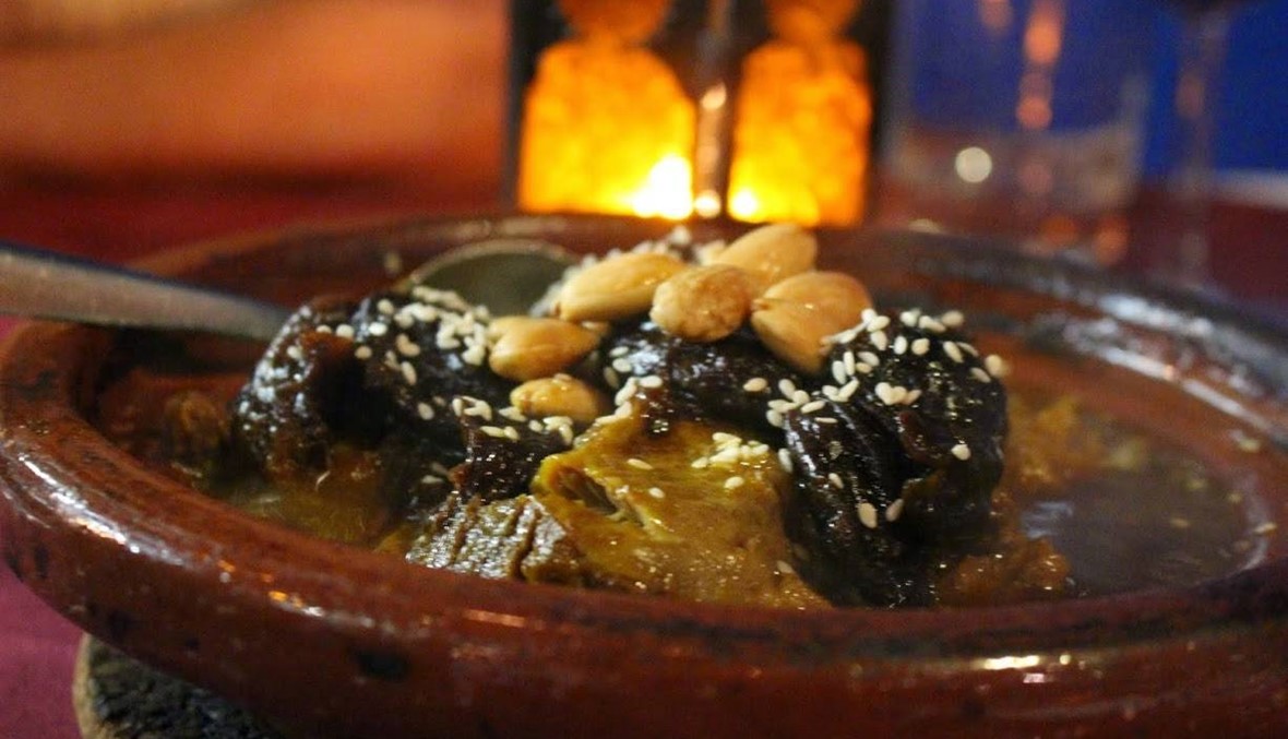 طاجين اللحم والخوخ واللوز... من أطايب المغرب