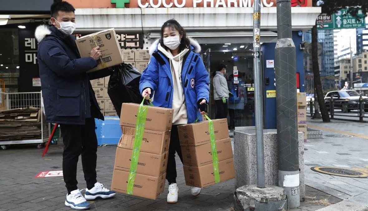 Virus cases in China top SARS as evacuations begin