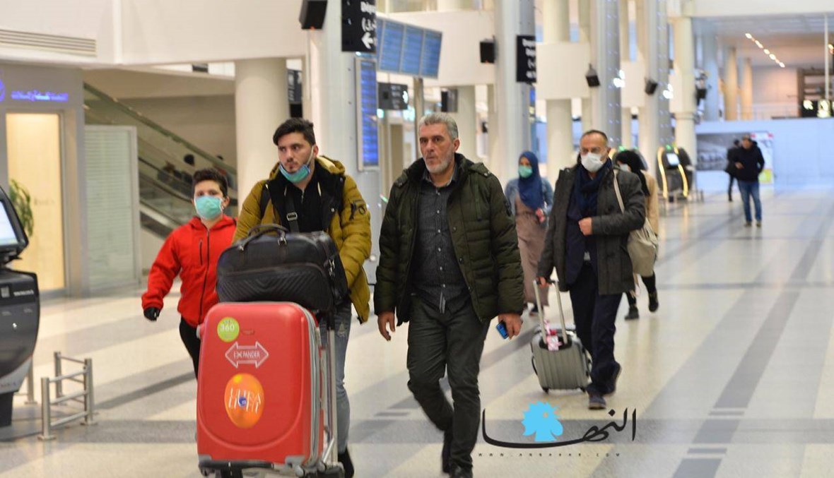 لبنانيون يترقبون فتح المطار لمغادرة وطنهم بعد طول انتظار