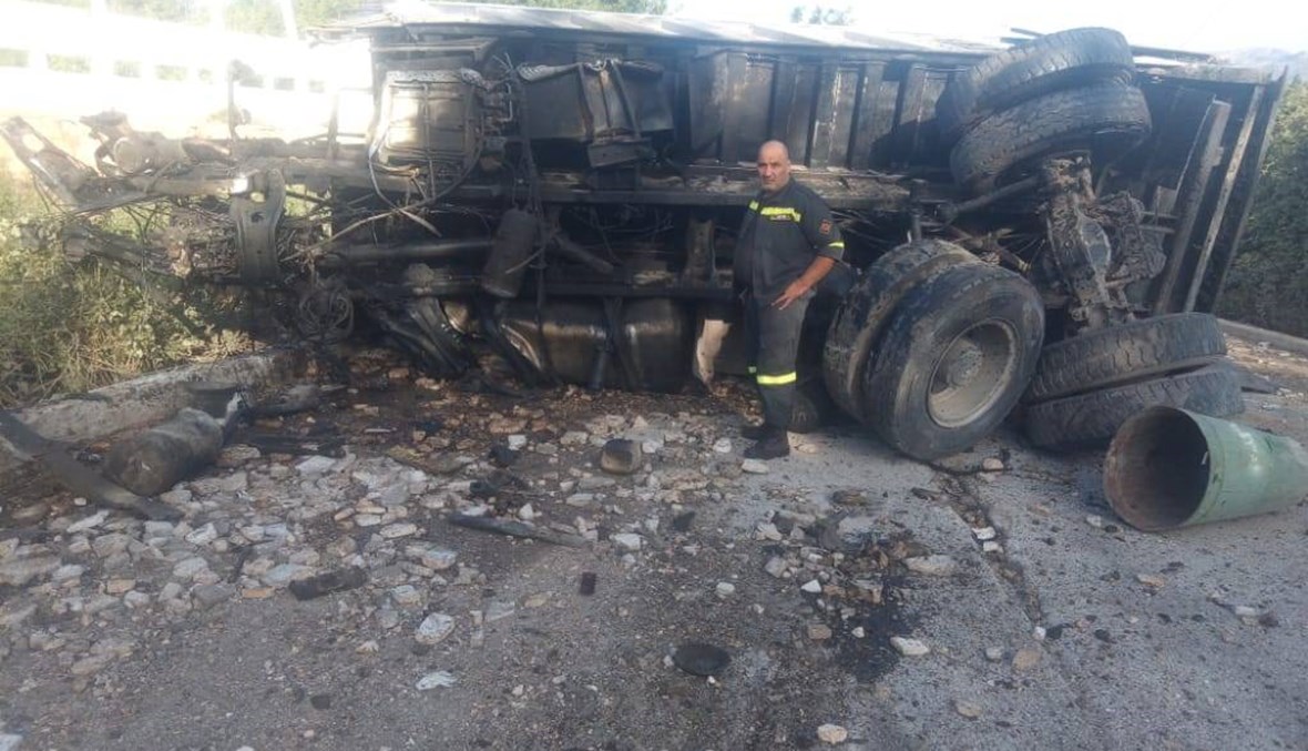 مقتل السائق وجرح ثلاثة... حادث سببه شاحنة مُحمَّلة بالصخور على طريق عرسال - اللبوة (صور)