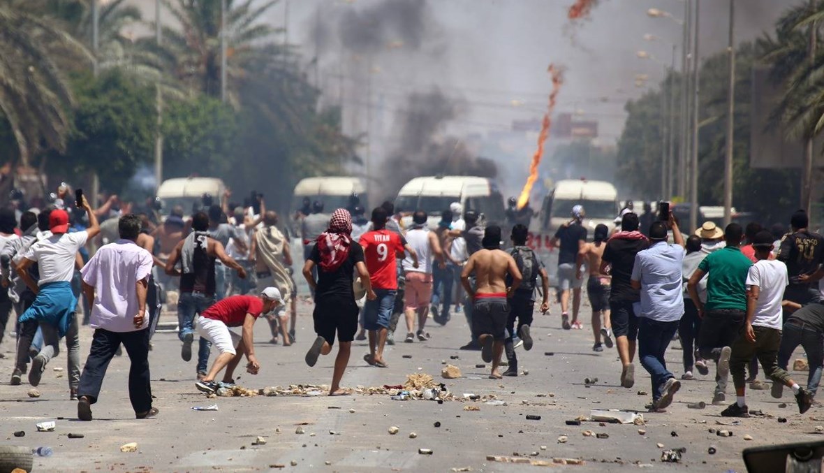 احتجاجات في تطاوين جنوب تونس: مواجهات عنيفة بين متظاهرين غاضبين والشرطة
