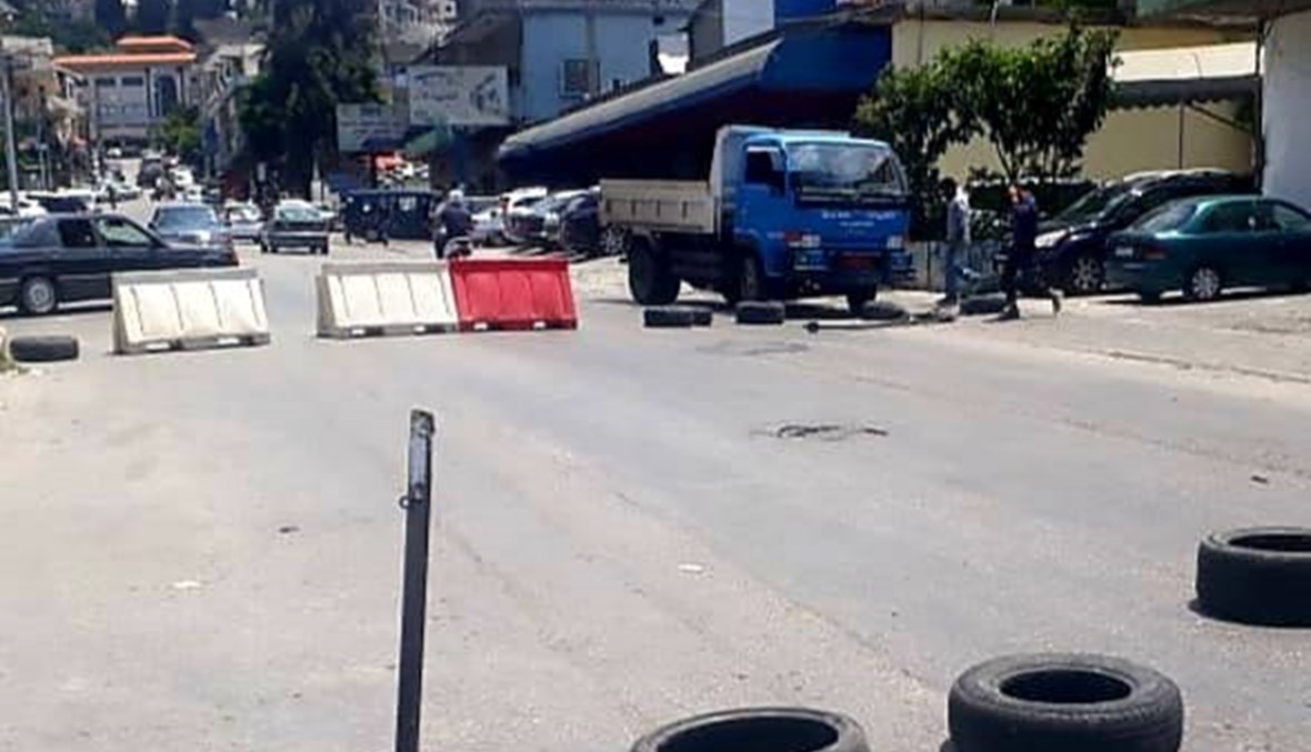 قطع الطريق الرئيسية وسط حلبا بالإطارات والعوائق