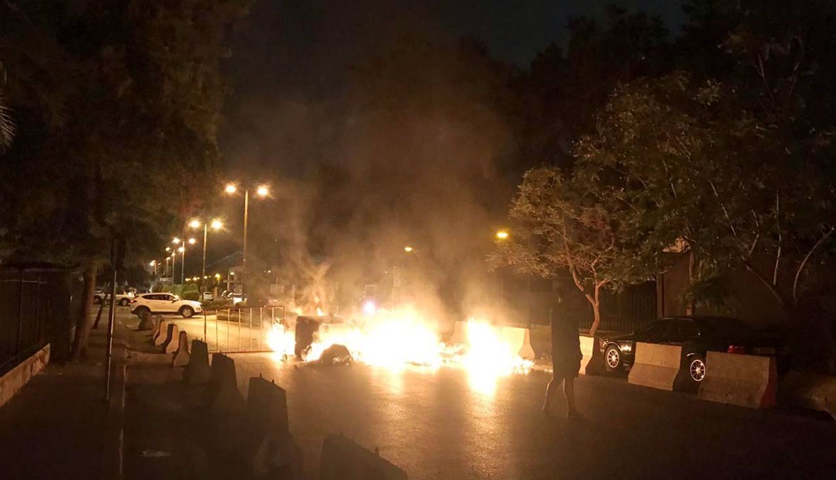 محتجّون يشعلون إطارات أمام سرايا جونيه (صورة)