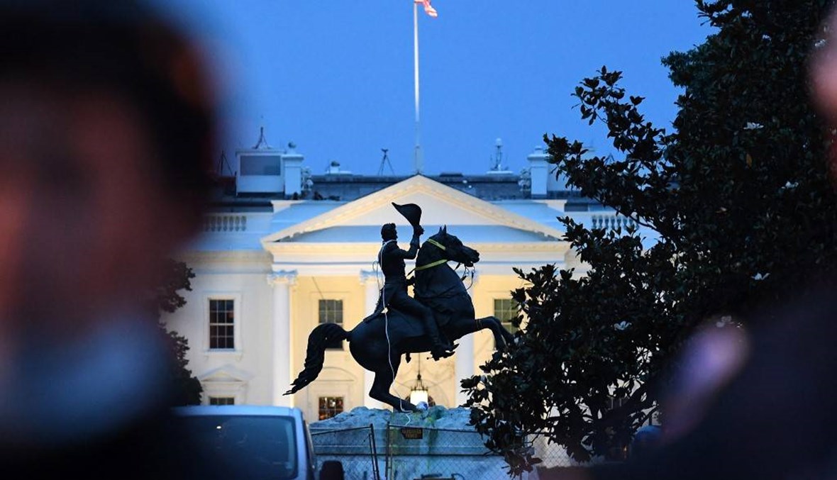 توجيه الاتّهام إلى أربعة رجال لمحاولتهم إسقاط تمثال الرئيس جاكسون أمام البيت الأبيض