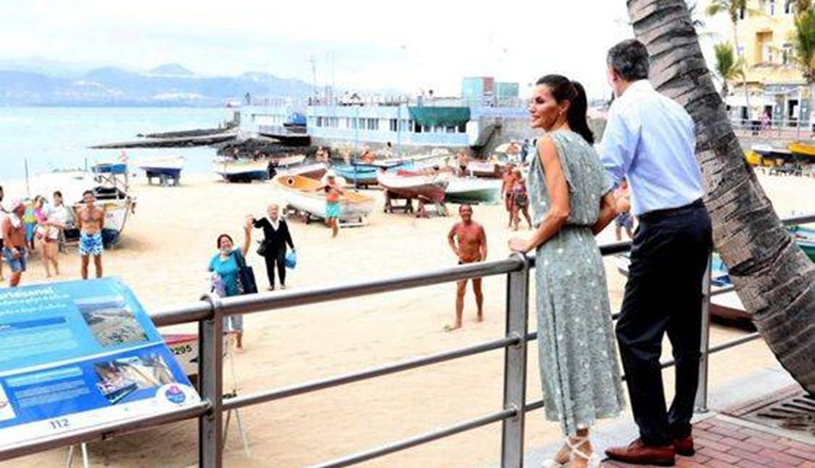 ليتيزيا ملكة إسبانيا لا تترك حذاءها القماشي في إطلالاتها الصيفيّة (صور)
