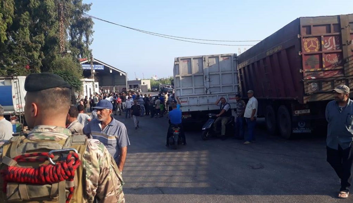 اعتصام أمام مرفأ طرابلس... اقفال المدخل ومنع الشاحنات من الدخول (صور)