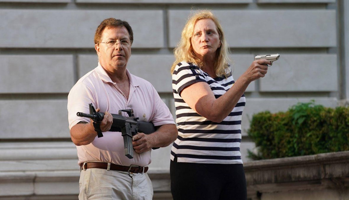 بالرشاشات والأسلحة الناريّة... زوجان يهدّدان المتظاهرين في الولايات المتحدة