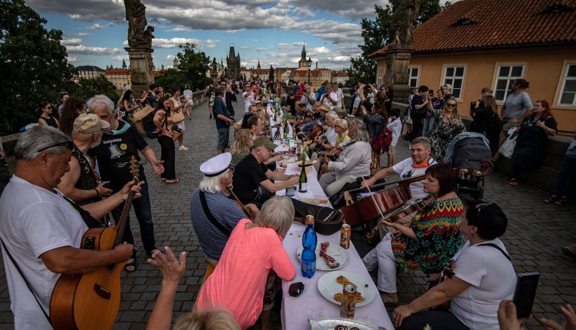 غير ملتزمين بالإجراءات الوقائية... التشيكيون يقيمون حفل "وداع رمزي" لكورونا