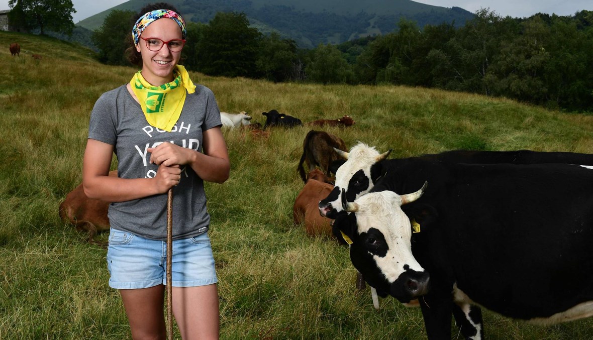 شابة إيطالية جامعية اختارت حياة الريف وتفرغت لتربية الحمير والأبقار في جبال الألب